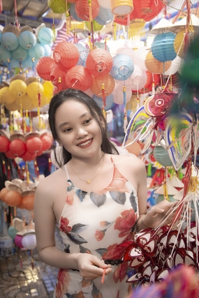 中秋节街头夜市美女写真图片